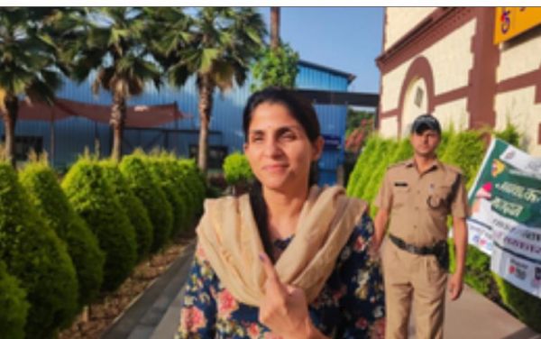 उत्तराखंड की 5 लोकसभा सीटों पर हो रहा मतदान, डीएम सोनिका सिंह ने वोट डाला