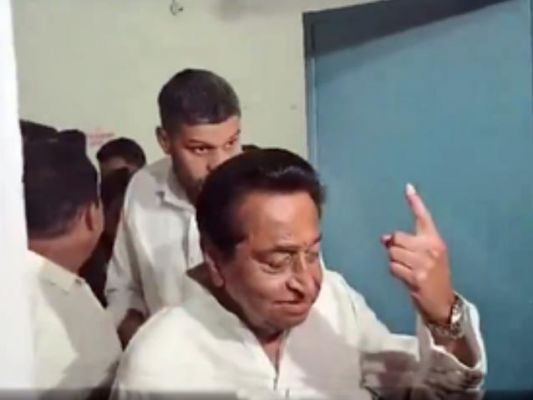 कमलनाथ ने परिवार के साथ छिंदवाड़ा में मतदान किया