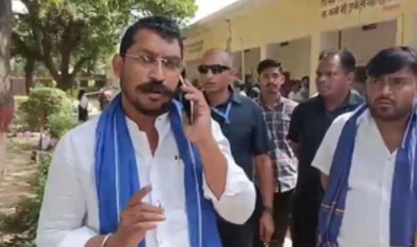 यूपी में चंद्रशेखर ने ईवीएम खराब होने की शिकायत की, सपा ने भी लगाए कई आरोप