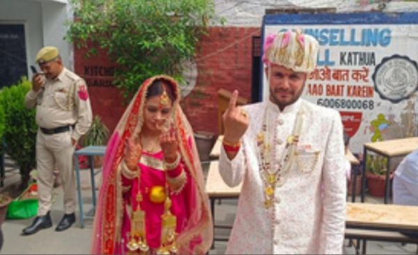 जम्मू-कश्मीर के कठुआ में दूल्हा-दुल्हन ने अपनी शादी के दिन डाला वोट