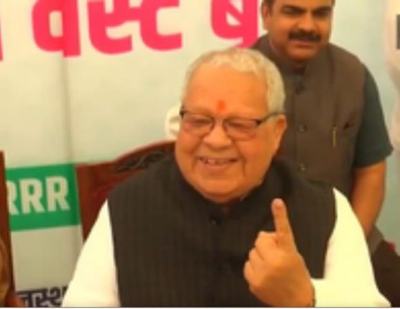 मतदान करने पहुंचे राजस्थान गवर्नर ने लोगों से भी की वोट डालने की अपील