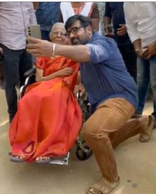 विजय सेतुपति ने व्हीलचेयर पर वोट डालने आई बुजुर्ग महिला के साथ ली सेल्‍फी