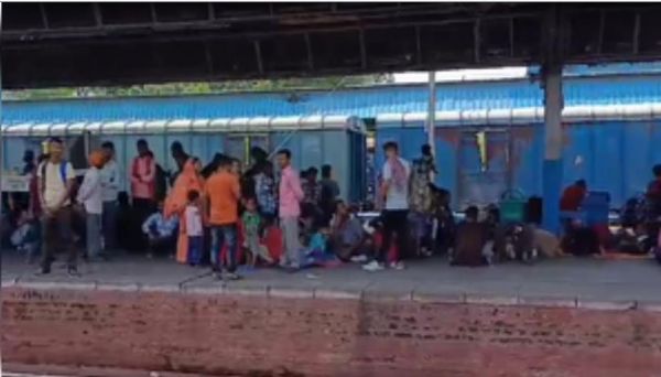 साथी किसानों की रिहाई को लेकर रेल रोको आंदोलन तीसरे दिन भी जारी