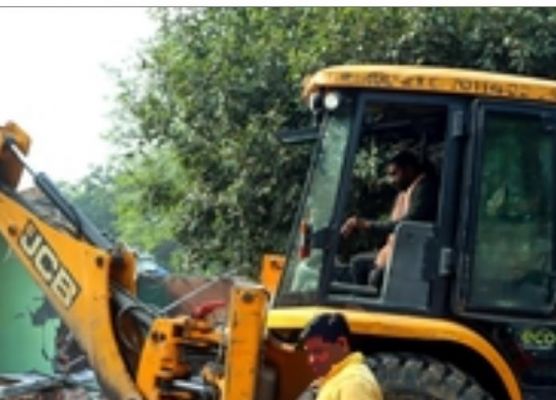 गुना में युवती से ज्यादती करने वाले के घर पर चला बुलडोजर