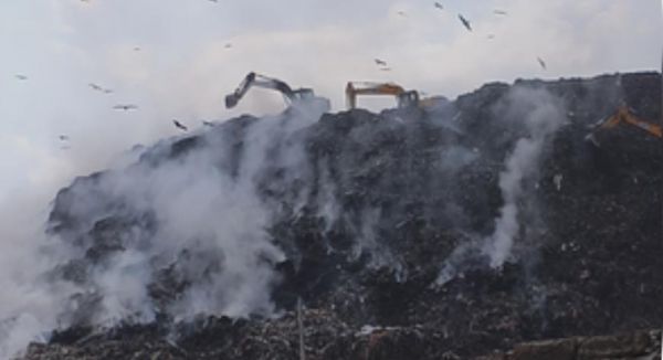 गाजीपुर लैंडफिल साइट पर लगी आग से लोगों की परेशानी बढ़ी, सांस लेने में हो रही है दिक्कत