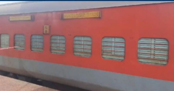बिहार के मुजफ्फरपुर स्टेशन पर वलसाड एक्सप्रेस में लगी आग, आरपीएफ जवान की मौत