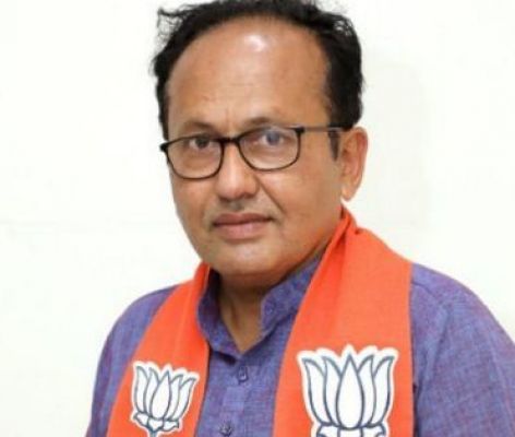 सूरत से अन्य उम्मीदवारों के नामांकन वापस लेने के बाद भाजपा प्रत्याशी मुकेश दलाल निर्विरोध निर्वाचित