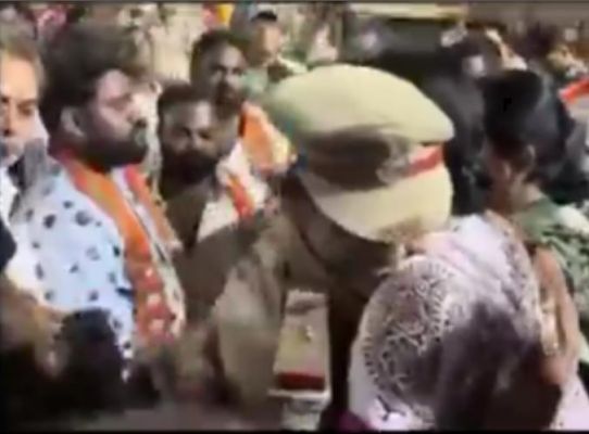 हैदराबाद लोकसभा सीट की भाजपा उम्मीदवार को गले लगाने के आरोप में महिला आईएएस निलंबित