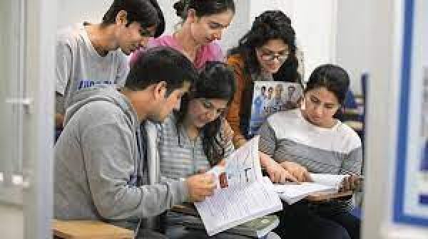 कोचिंग और स्कूल के बीच रास्ता क्या है?