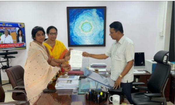 हैदराबाद से भाजपा उम्मीदवार माधवी लता ने असदुद्दीन ओवैसी के खिलाफ दर्ज कराई शिकायत