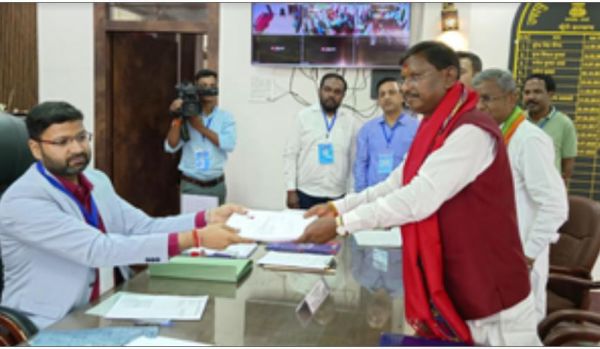 झारखंड के खूंटी में एनडीए के अर्जुन मुंडा और 'इंडिया' गठबंधन के कालीचरण ने भरा नामांकन
