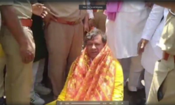 कांग्रेस प्रत्याशी आलोक मिश्रा को प्रस्तावक समझ नामांकन कक्ष में दाखिल होने से पुलिस ने रोका, हुई कहासुनी