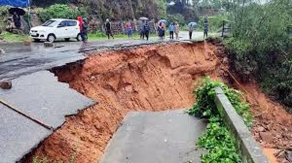 अरुणाचल में भूस्खलन से राष्ट्रीय राजमार्ग-313 का एक हिस्सा धंसा, यातायात बाधित