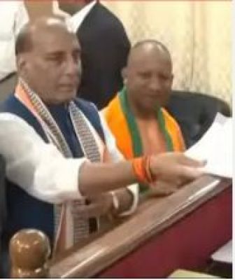 लोकसभा चुनाव : राजनाथ सिंह ने नामांकन पत्र दाखिल किया