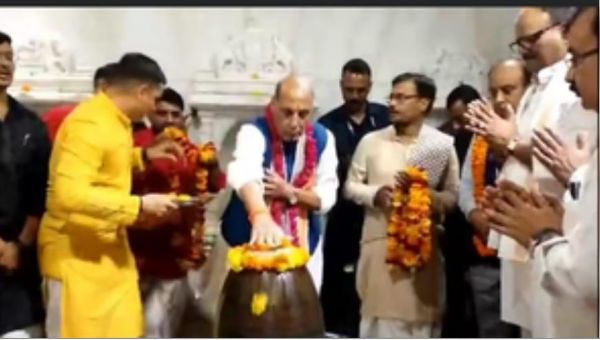 राजनाथ सिंह ने नामांकन से पहले भगवान शिव का किया जलाभिषेक