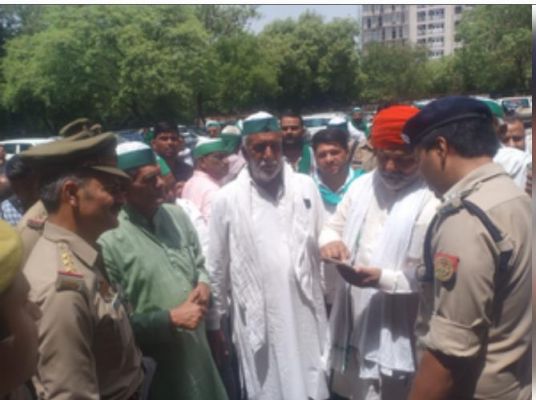 राकेश टिकैत के पासपोर्ट रिन्यू को लेकर बीकेयू समर्थकों का हंगामा, पुलिस ने भेजा वापस
