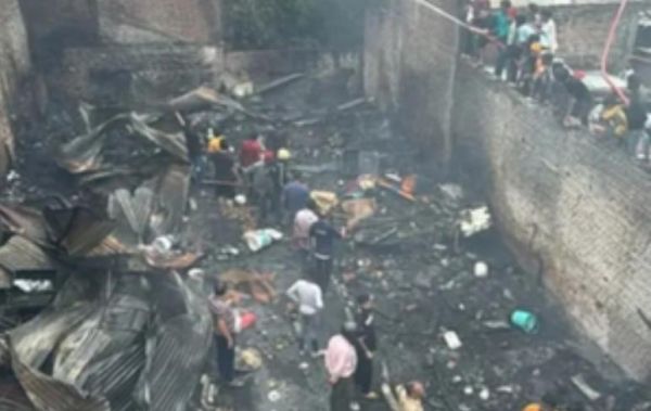 देहरादून में भीषण आग से मचा हड़कंप, 22 झोपड़ियां जलकर राख