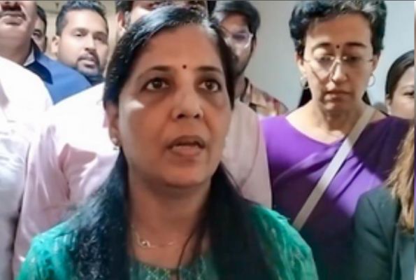 सुनीता केजरीवाल व आतिशी ने तिहाड़ में बंद सीएम अरविंद केजरीवाल से की मुलाकात