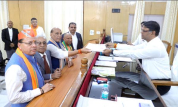 लखनऊ से राजनाथ सिंह ने दाखिल किया नामांकन, जीत की हैट्रिक का बनेगा रिकॉर्ड?