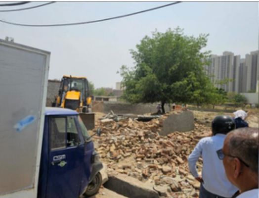 नोएडा अथॉरिटी का बड़ा एक्शन, 260 करोड़ से ज्यादा की जमीन से हटाया कब्जा