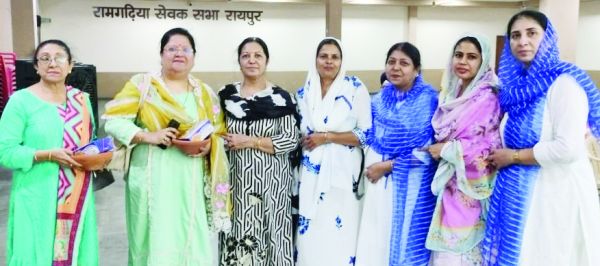 रामगडिय़ा महिला विंग ने पक्षी-कसोरे वितरित किए