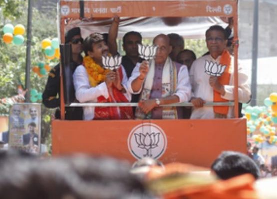 उत्तर पूर्वी दिल्ली से मनोज तिवारी और पूर्वी दिल्ली से हर्ष मल्होत्रा ने किया नामांकन
