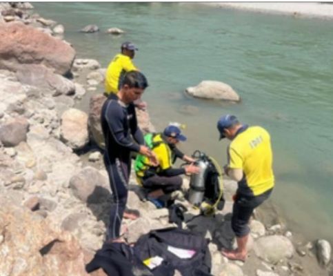 ऋषिकेश में दिल्ली से घूमने आया पर्यटक गंगा नदी में डूबा, तलाश जारी