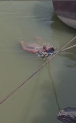 बुलंदशहर में अंधविश्वास के चलते युवक को गंगा में बांधकर कराया इलाज
