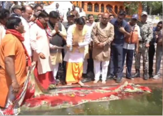 मध्य प्रदेश सीएम मोहन यादव ने उज्जैन में क्षिप्रा नदी को चढ़ाई चुनरी