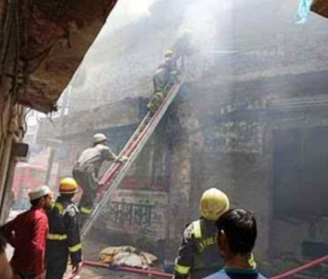 मेरठ में गद्दे के गोदाम में लगी भीषण आग, लाखों रुपए का सामान राख