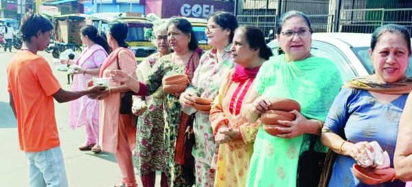 छत्तीसगढ़ पंजाबी महिला मंडल ने छाछ एवं सकोरे वितरण किए