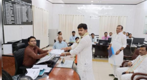 बिहार में महाराजगंज सीट से कांग्रेस प्रत्याशी आकाश सिंह ने भरा नामांकन
