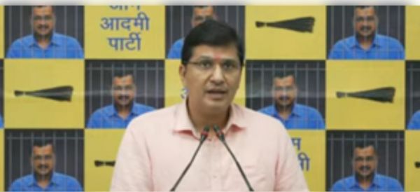 केजरीवाल पर लगे टेरेरिस्ट ऑर्गेनाइजेशन से पैसा लेने के आरोप पर 'आप' ने किया पलटवार