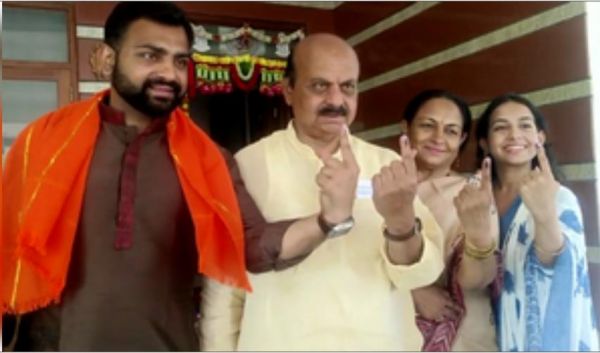 पूर्व सीएम बसवराज बोम्मई ने डाला वोट, लोगों से भी की वोटिंग की अपील