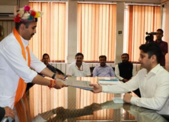 विक्रमादित्य सिंह ने दाखिल किया नामांकन, समर्थकों ने लगाए ‘शेर आया, शेर आया’ के नारे