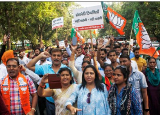 भाजपा ने कांग्रेस मुख्यालय पर किया प्रदर्शन, राहुल गांधी से की माफी मांगने की मांग