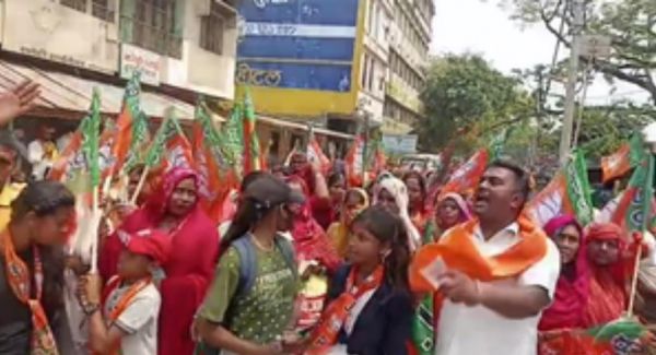 बलिया में कांग्रेस-सपा के आधा दर्जन नेताओं ने थामा बीजेपी का दामन, राम मंदिर का न्योता ठुकराने से थे नाराज