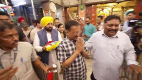 केजरीवाल ने पत्नी और पंजाब सीएम के साथ हनुमान मंदिर में की पूजा अर्चना