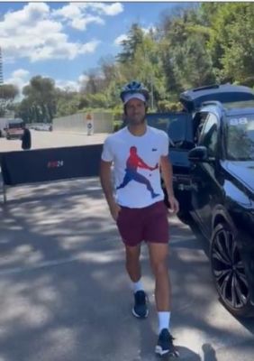 आयोजन स्थल पर सिर पर पानी की बोतल गिरने के एक दिन बाद जोकोविच ने इटालियन ओपन में हेलमेट पहना