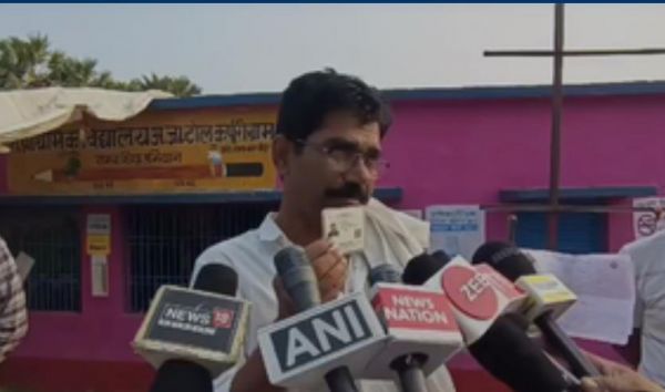 बिहार : मां को मुखाग्नि देने के बाद मतदान करने पहुंचा शख्स
