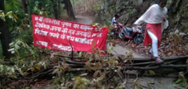 झारखंड : सिंहभूम के सारंडा में नक्सलियों ने बूथ तक जाने वाली सड़क को अवरुद्ध किया