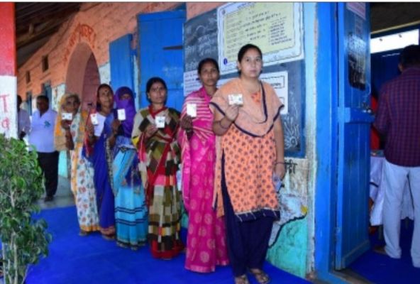 महाराष्ट्र में मतदाताओं में देखा जा रहा उत्साह, पोलिंग बूथों पर लगी लंबी कतारें