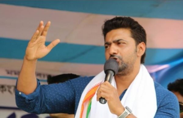 टीएमसी उम्मीदवार देव के पीए के खिलाफ धोखाधड़ी की शिकायत