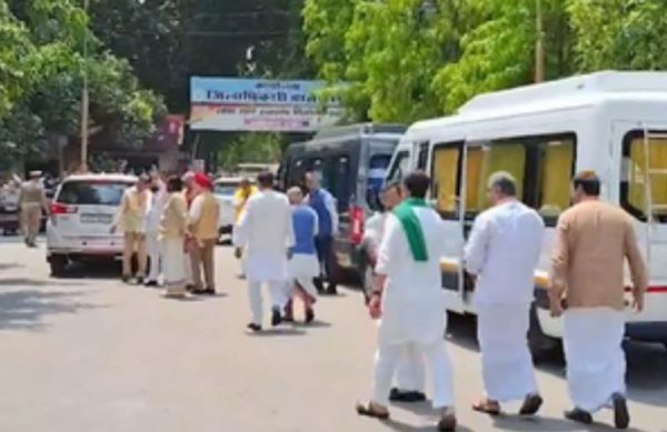 पीएम मोदी के नामांकन से पहले काशी में दिग्गजों का जमावड़ा