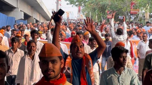 मोदी का रोड शो और नीतीश के हाथ में बीजेपी का चुनाव चिह्न क्या कहता है?