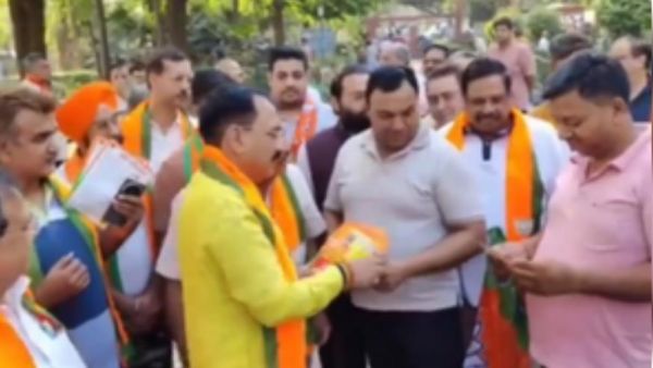 दिल्ली में भाजपा उम्मीदवारों ने पार्कों में जाकर मॉर्निंग वॉक करने वालों से मांगा समर्थन