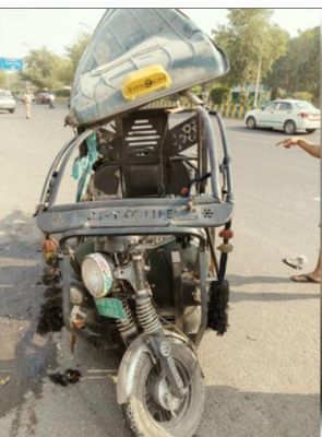 नोएडा में तेज रफ्तार बीएमडब्ल्यू ने मारी ई-रिक्शा को टक्कर, नर्स समेत दो की मौत, तीन घायल