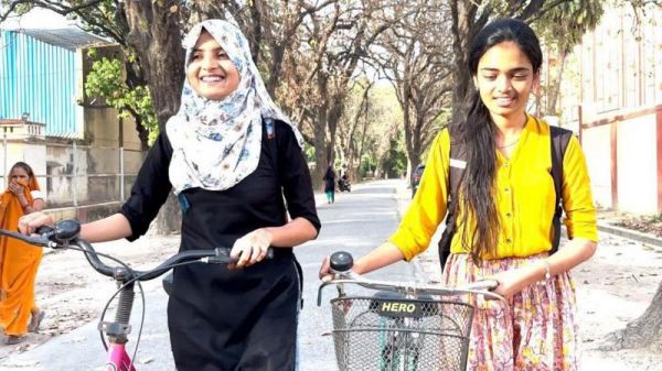 एक छत और चारदीवारी के बीच ढहती मजहब की दीवार