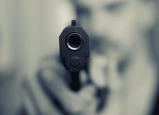 एसआई की पिस्तौल छीन बदमाश ने की पुलिस पर फायरिंग