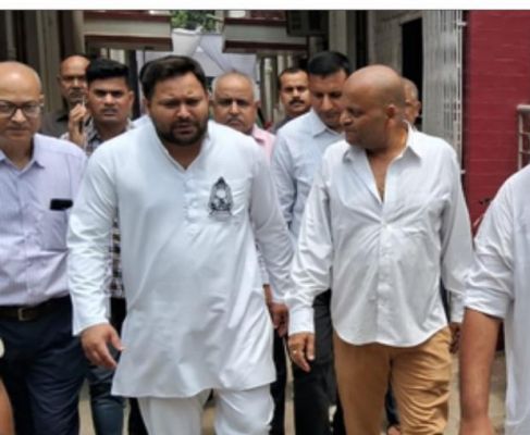 राजद नेता तेजस्वी यादव पहुंचे स्व. सुशील मोदी के आवास, पुष्प अर्पित कर दी श्रद्धांजलि